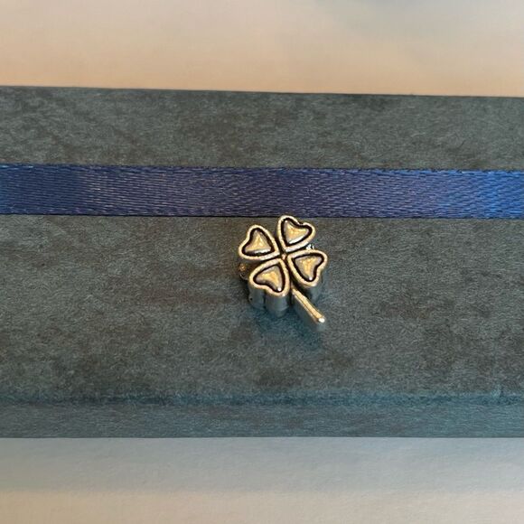 4 LEAF CLOVER CHARM - Picture 1 of 2